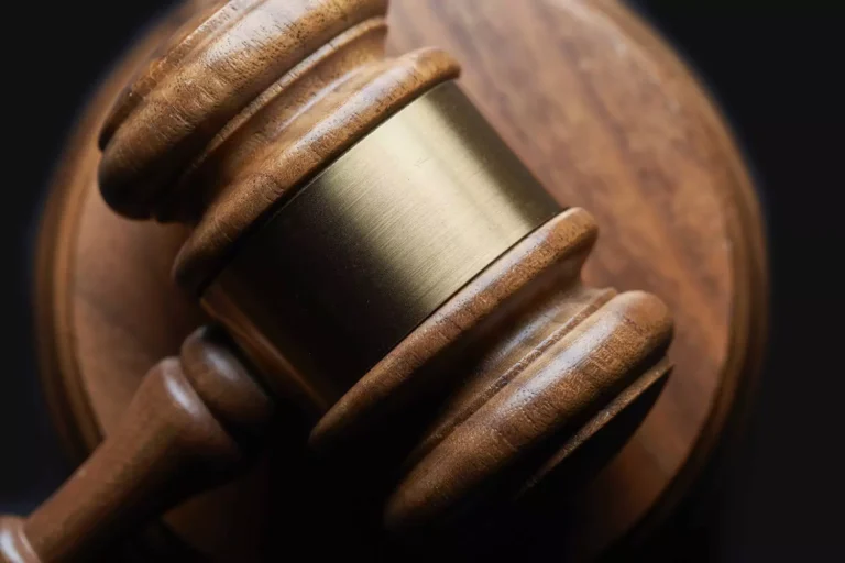 Close-up of a judge’s gavel symbolizing the legal system, representing the concept of the actual divorce rate.