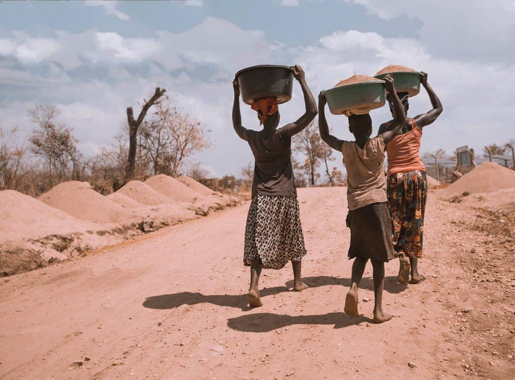 women in Africa carrying baskets on heads