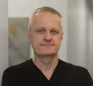Neurosurgeon Dr. Lee Warren