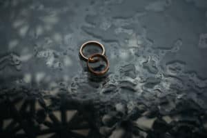 Abandoned wedding rings on the ground show the loss depicted in the Marriage Story movie.