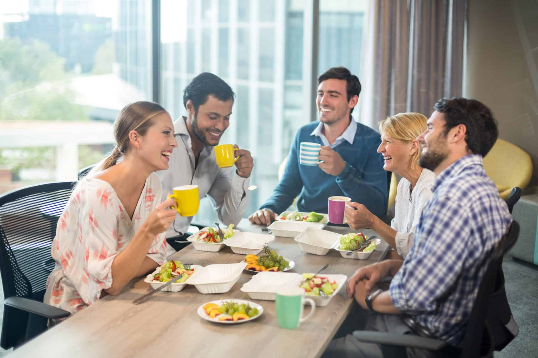 перекус в офисе. человек ест за компьютером. перекус в офисе. деловая встреча в кафе. мужчина в ресторане.