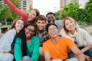 Group of 7 teenagers in a smiling group