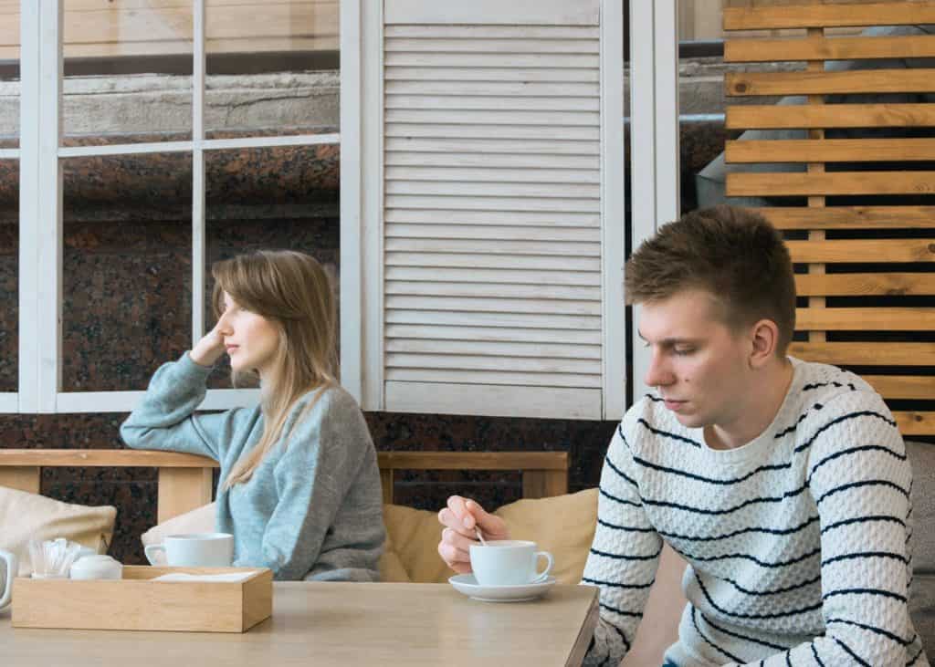 photo-young-couple-unhappy-at-cafe