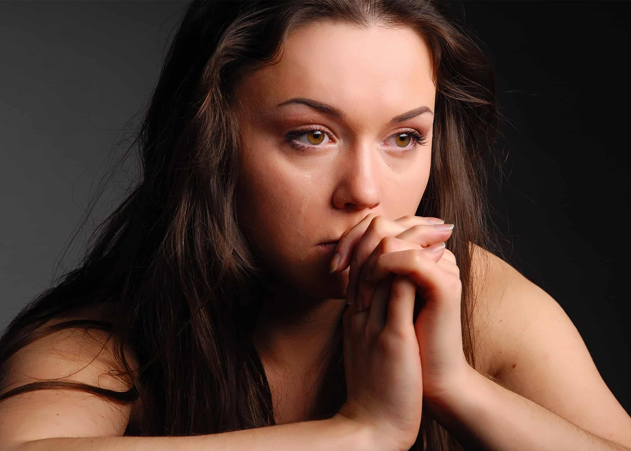distraught-woman-praying